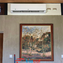 Unidad interior de aire acondicionado instalada sobre pared con pintura decorativa, proyecto de climatización de FrioCaf