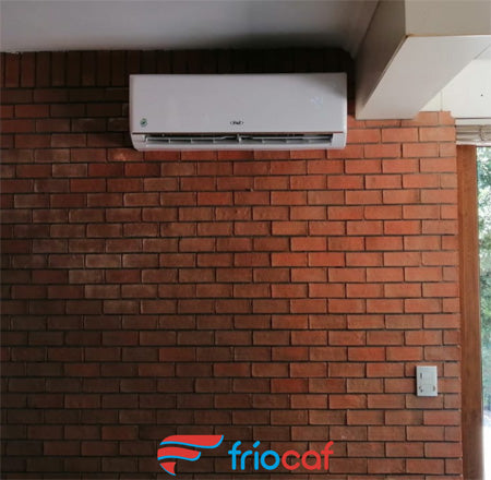 Aire acondicionado split instalado en pared de ladrillo por FrioCaf, mostrando un trabajo de climatización residencial